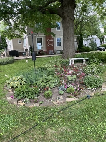 401 West 10th Street Sterling, IL 61081 - Photo 6 of 35 a front view of a house with garden