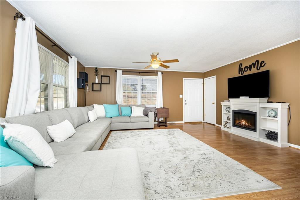 4521 Peace Road Trinity, NC 27370 - Photo 3 of 15 Furnished living room