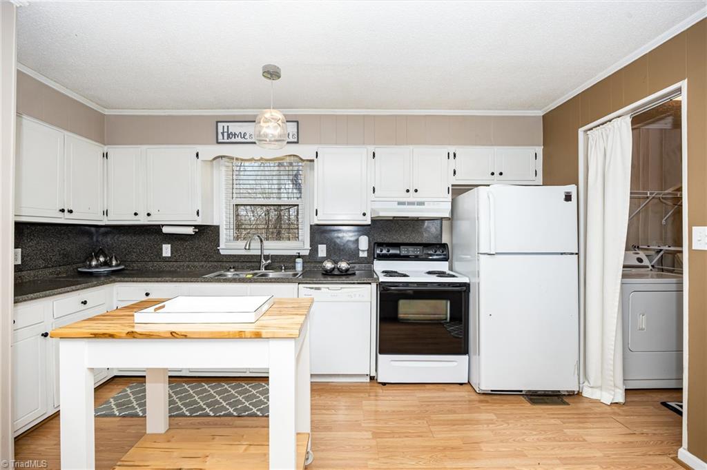 4521 Peace Road Trinity, NC 27370 - Photo 5 of 15 Spacious kitchen