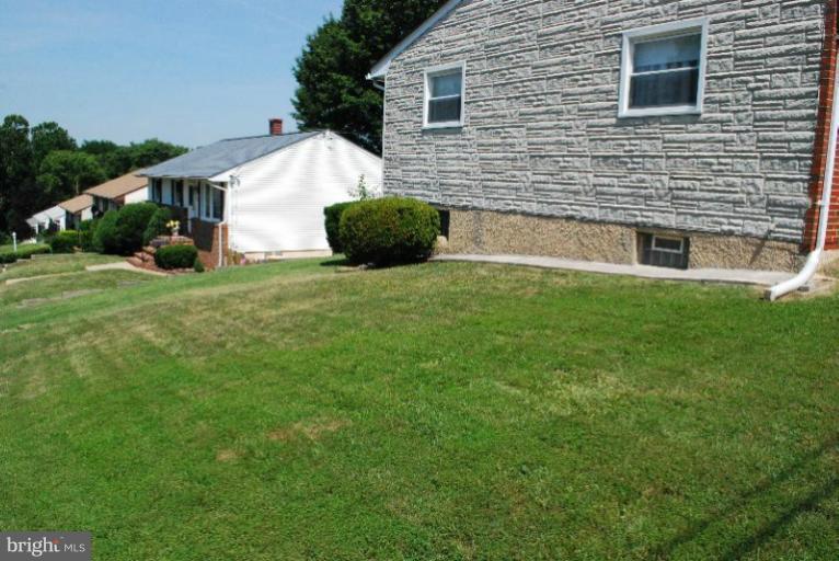 5610 Chatham Road Baltimore, MD 21225 - Photo 14 of 25 Side yard 2