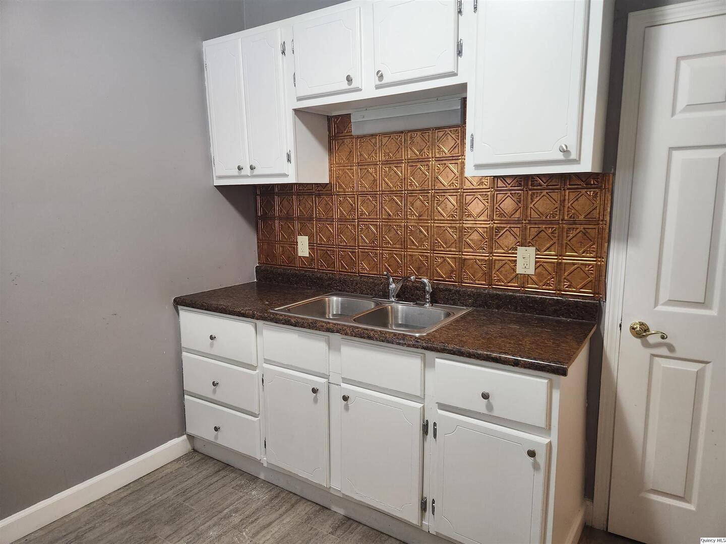 628 Spruce Street Quincy, IL 62301 - Photo 3 of 9