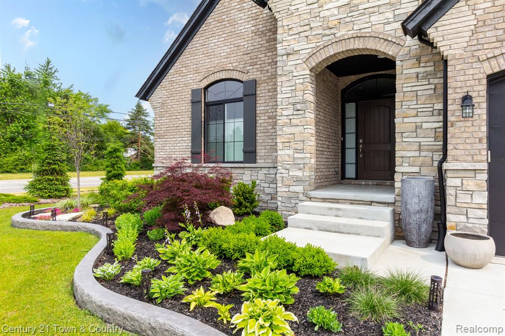 1013 Birkshire Ridge Rochester Hills, MI 48307 - Photo 3 of 47