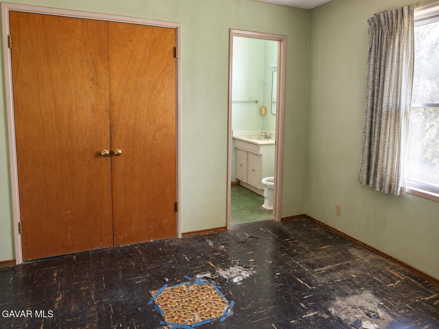 45339 Raysack Avenue Lancaster, CA 93535 - Photo 10 of 11 Front Room adjoining Bath