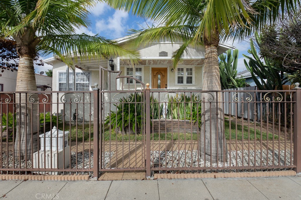 3759 South St Andrews Place, Los Angeles, CA 90018 Compass