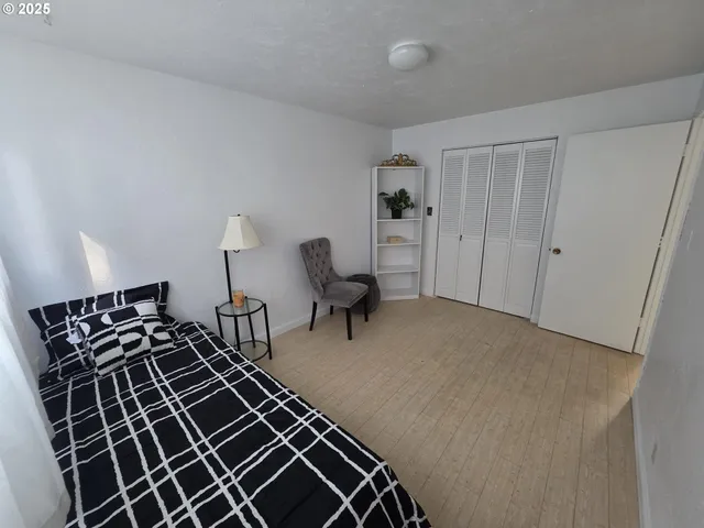 a very nice looking room with a chair