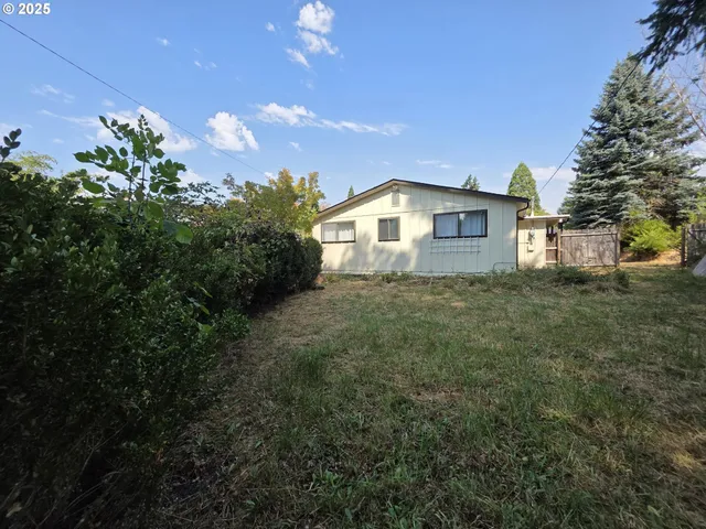 a view of a house with a yard