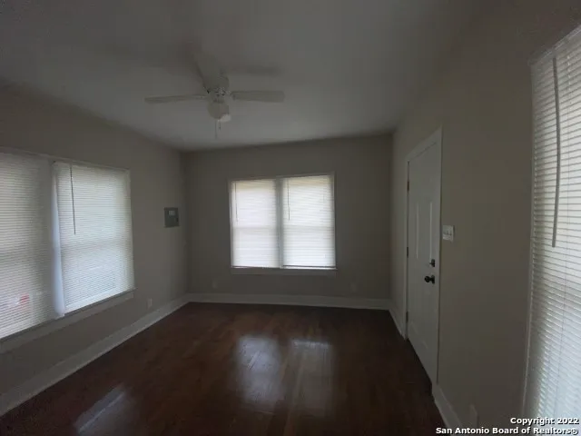 $845 | 2330 East Commerce Street, San Antonio, TX 78203