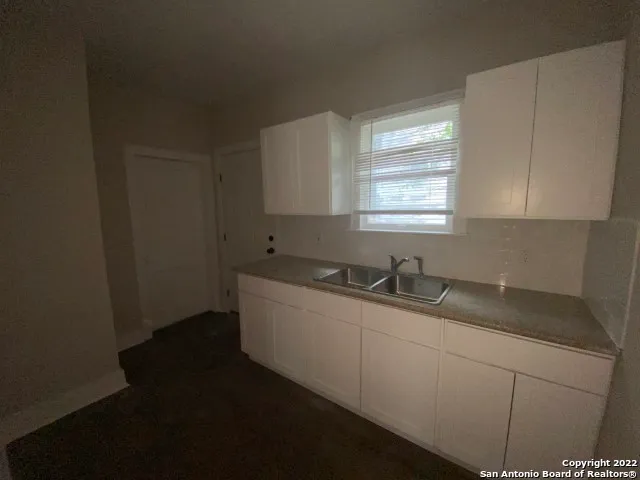 $845 | 2330 East Commerce Street, San Antonio, TX 78203