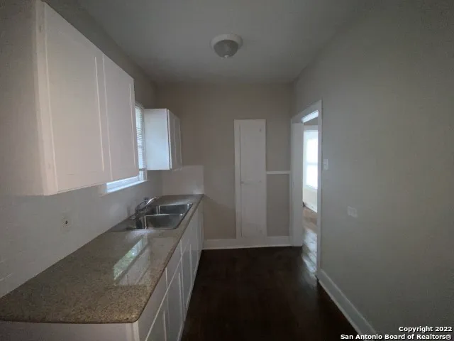 $845 | 2330 East Commerce Street, San Antonio, TX 78203