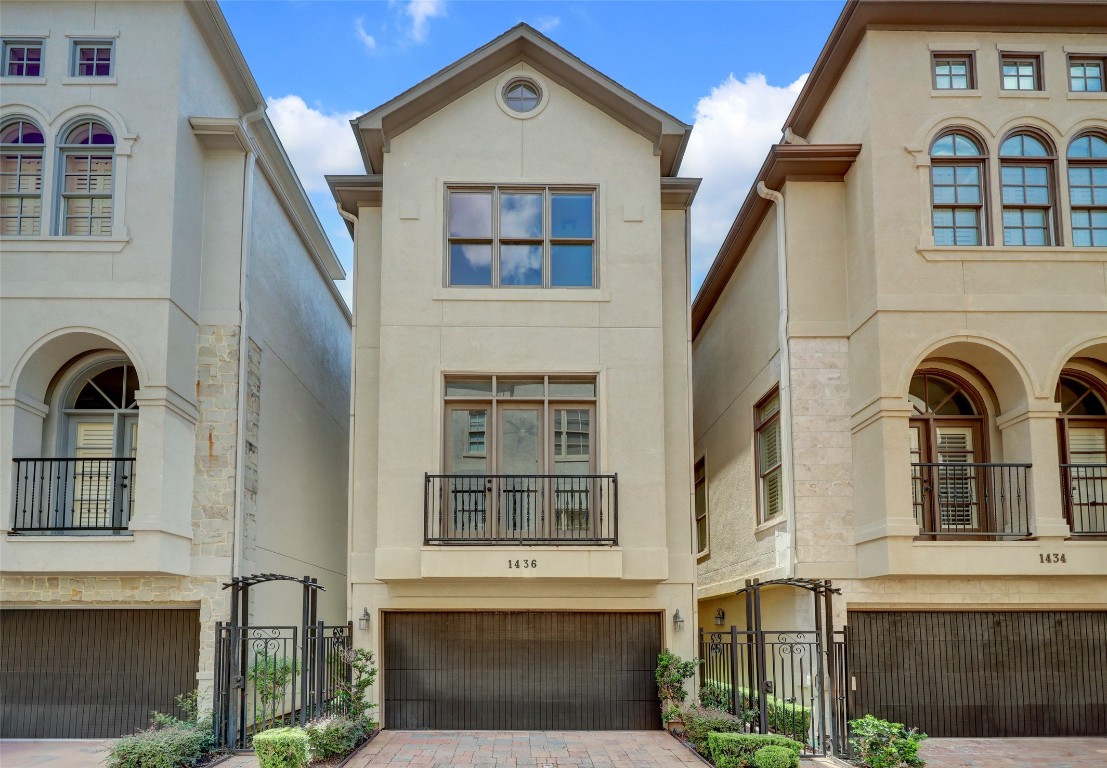 Welcome to 1436 Wichita, an exquisite 3-story townhouse nestled within the gated community of Pawl Terrace in the highly desirable Museum District. This exceptional property boasts Mediterranean-inspired elegance, evident in its stunning exterior design.
