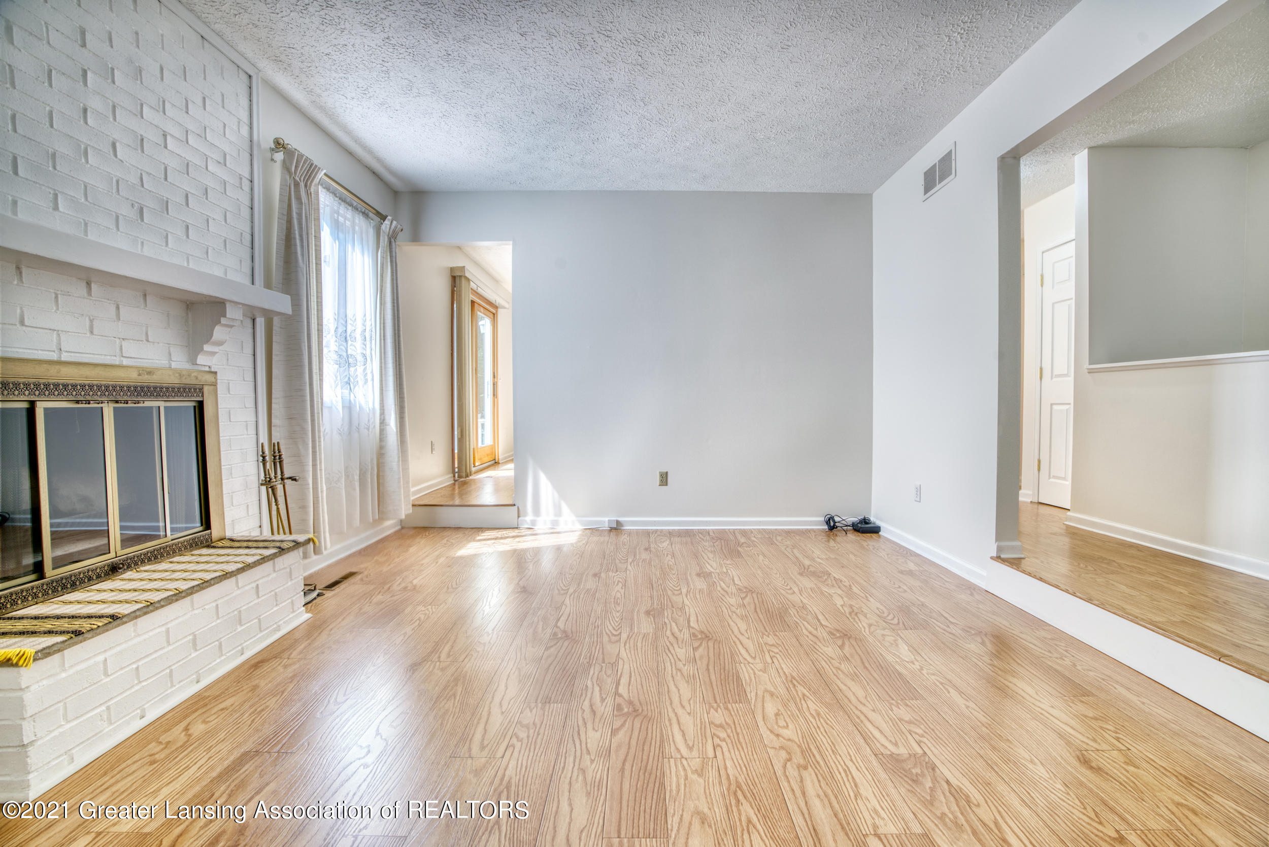 2417 Byrnes Road Lansing, MI 48906 - Photo 4 of 36 Living Room