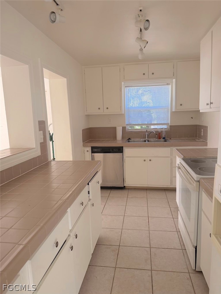 1659 Ricardo Avenue Fort Myers, FL 33901 - Photo 3 of 17