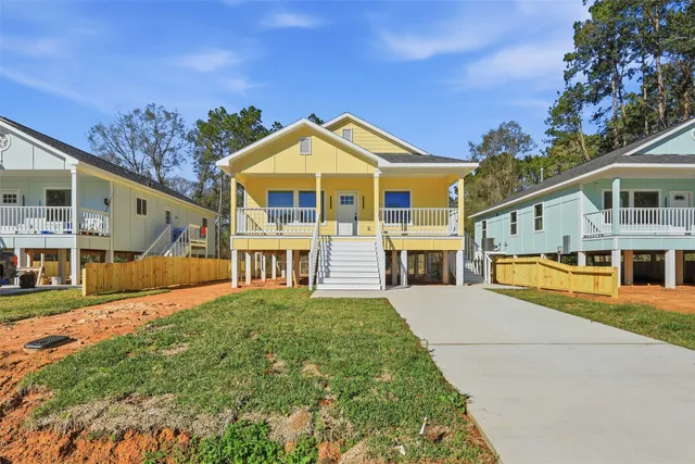 a view of a yard in front of house