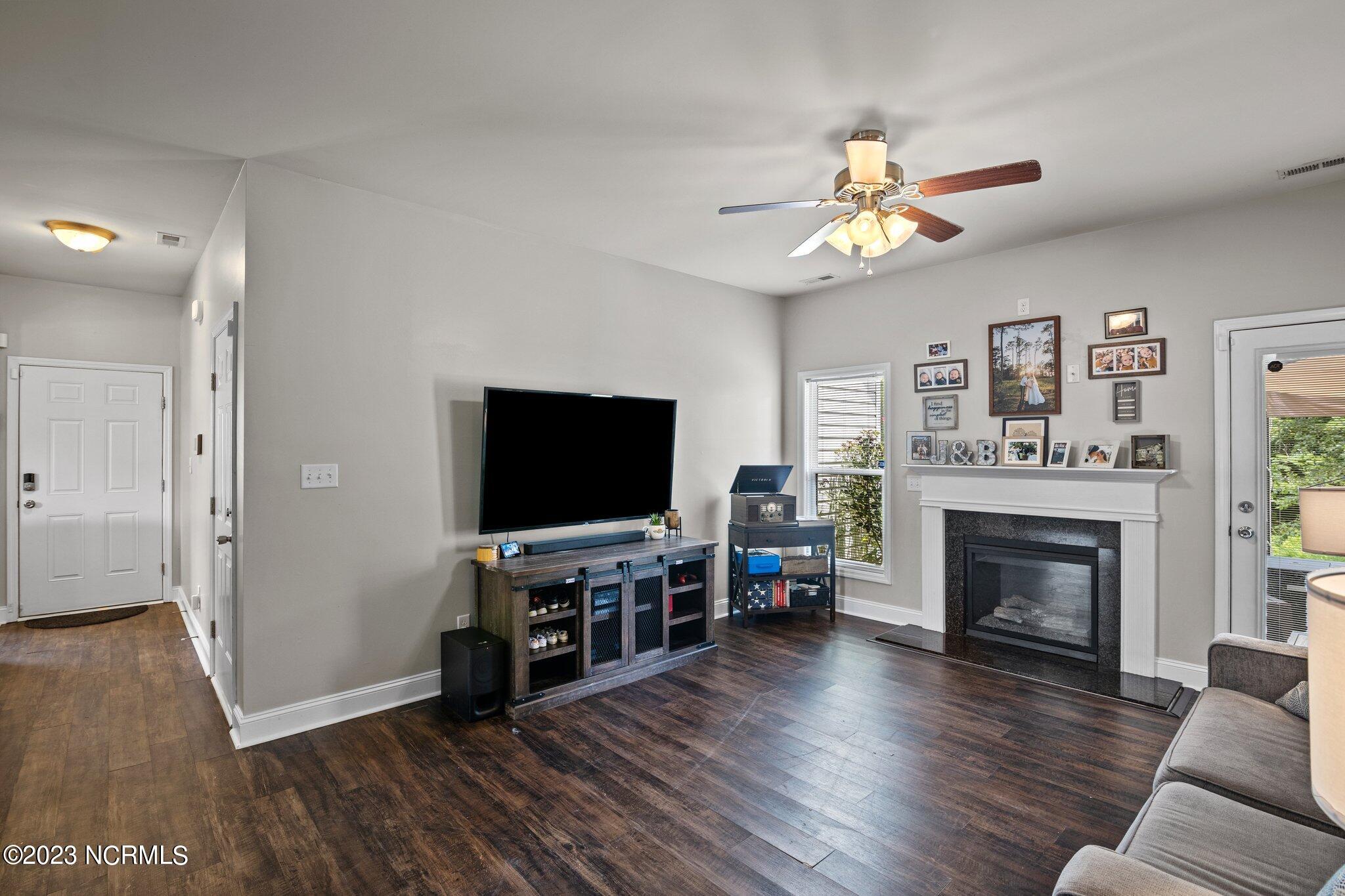 418 Peregrine Ridge Drive New Bern, NC 28560 - Photo 15 of 40 19-web-or-mls-2I3A0024