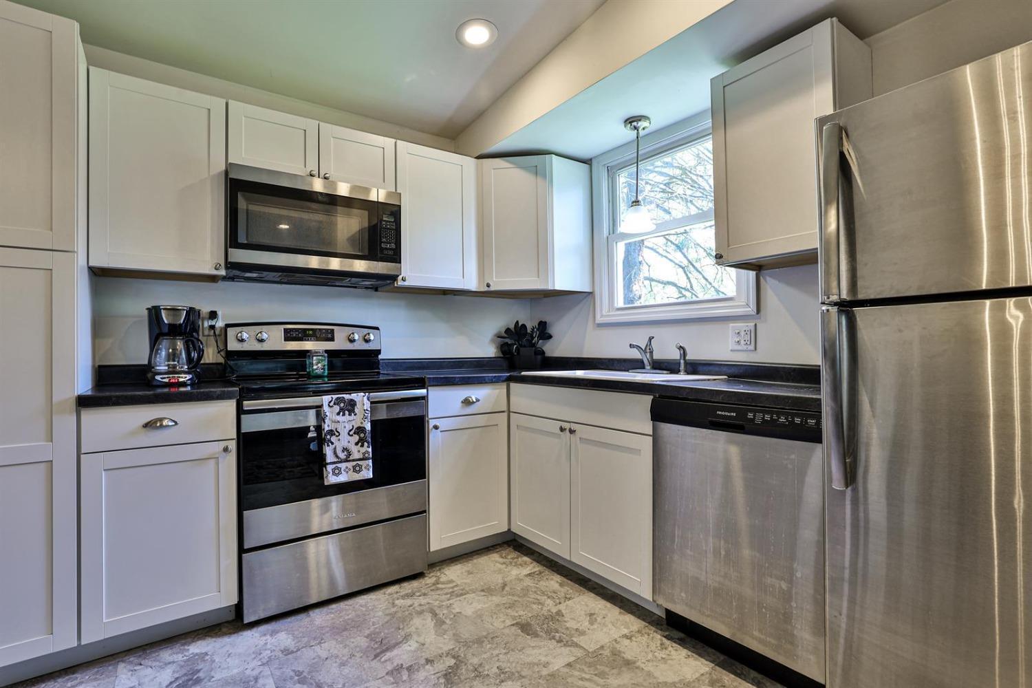3177 Crest Road Cincinnati, OH 45251 - Photo 8 of 35 Gallery Image 8