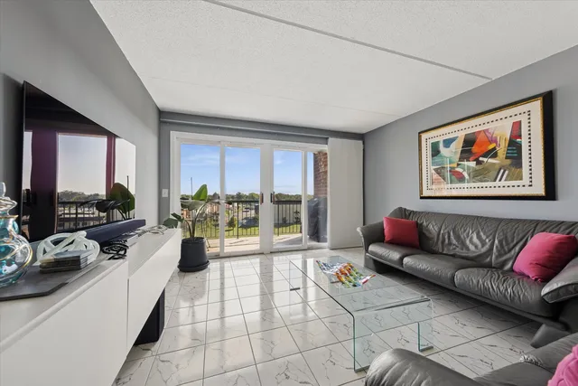 $375,000 | 8540 West Foster Avenue, Unit 504, Norridge, IL 60706