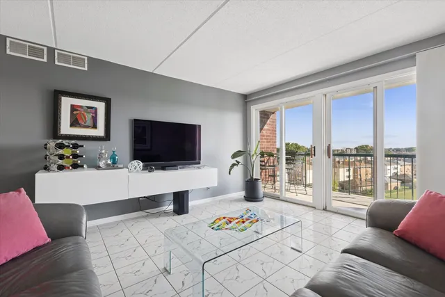 $375,000 | 8540 West Foster Avenue, Unit 504, Norridge, IL 60706