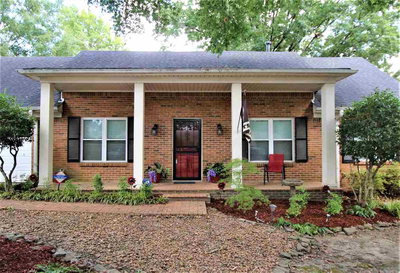 2992 Charles Bryan Road Bartlett, TN 38134 - Photo 4 of 18 a front view of a house with garden