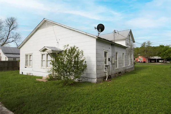 $115,000 | 509-511 South St Andrews Street, Weimar, TX 78962