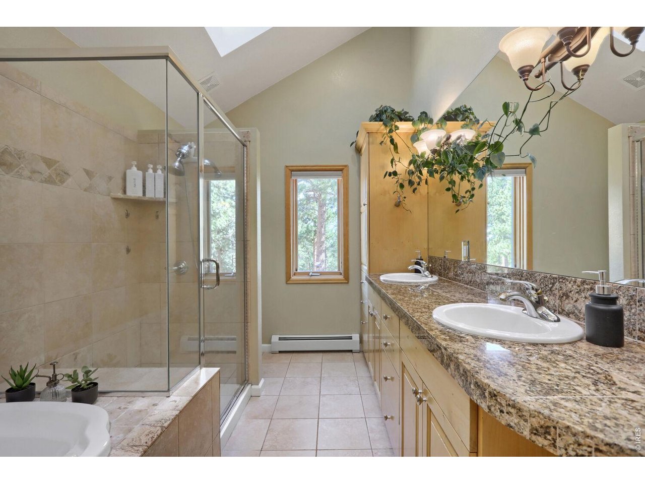 6010 Flagstaff Road Boulder, CO 80302 - Photo 28 of 41 Large 5-piece primary bath with granite accent