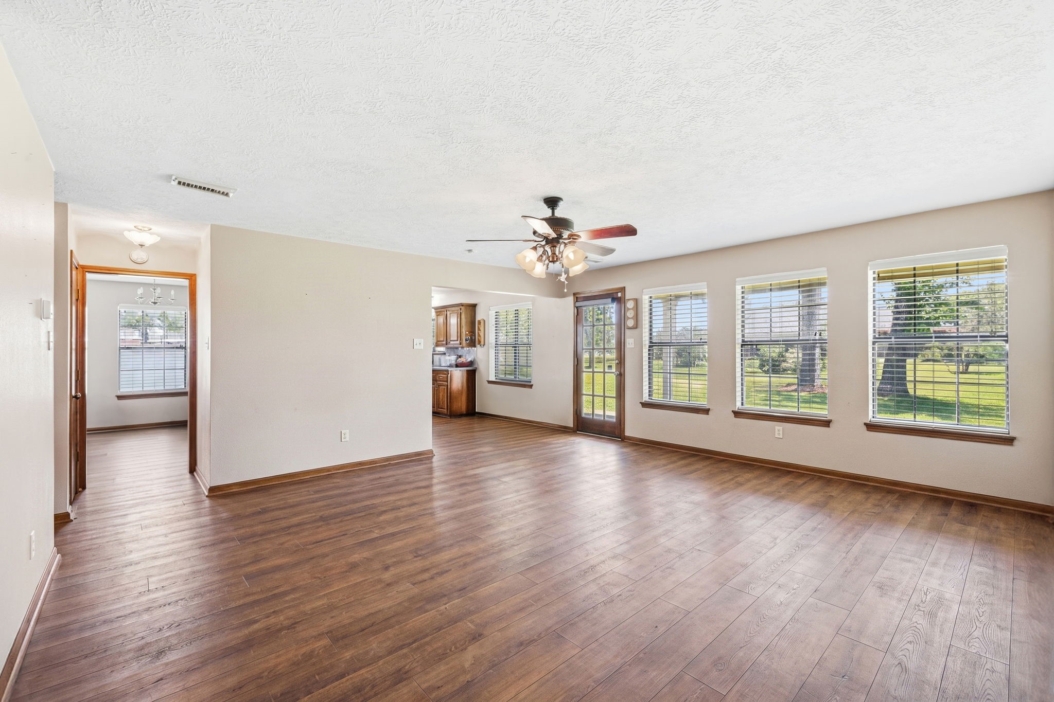 5922 Red Fish Run Baytown, TX 77523 - Photo 15 of 37 Large livingroom with lots of natural light