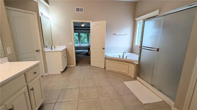 $749,500 | 1575 Oakwood Lane, Liberty, MO 64068