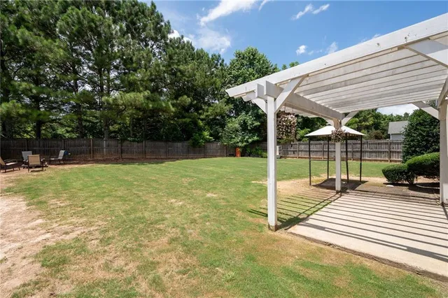 a view of a backyard