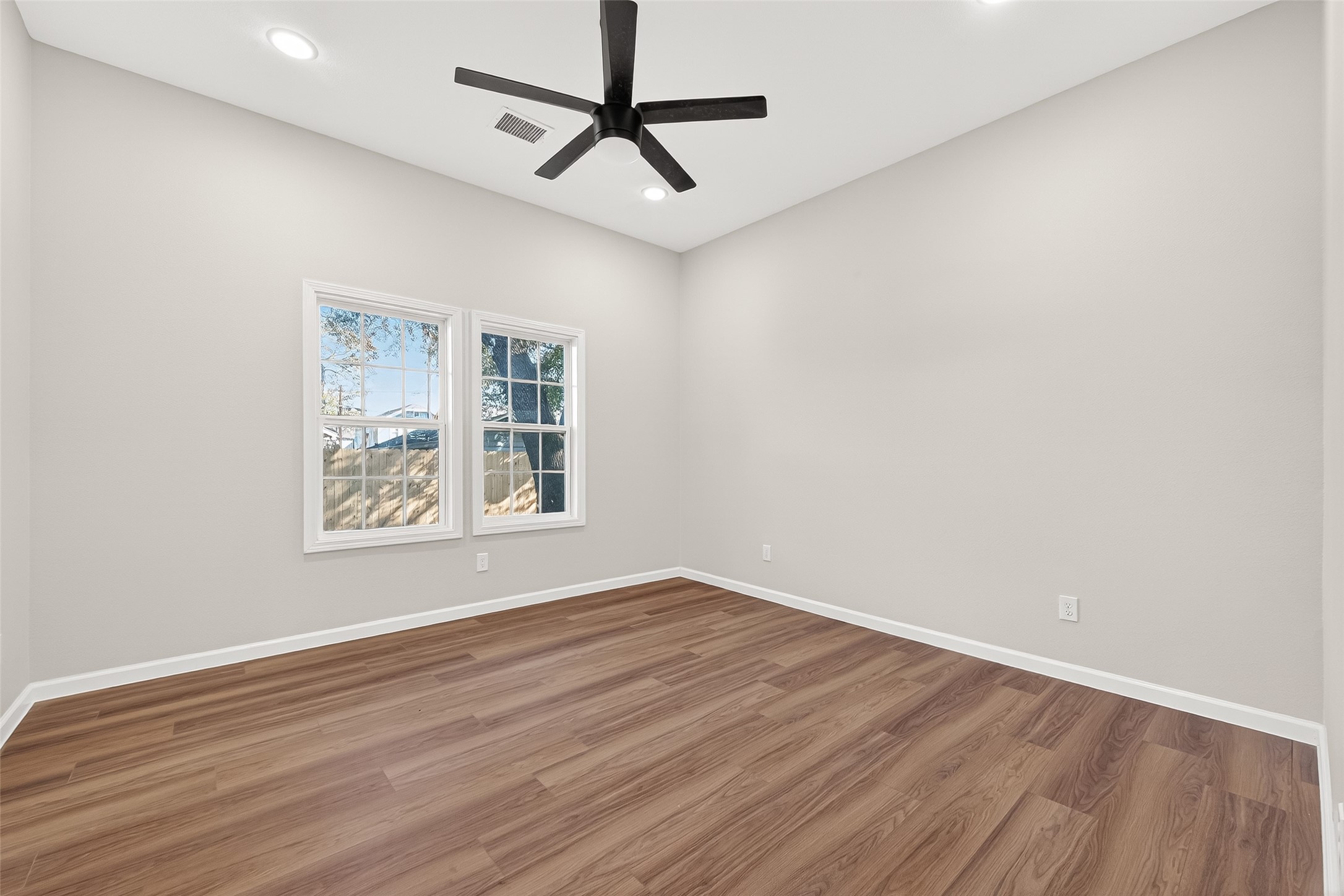 6809 Sherman Street Houston, TX 77011 - Photo 13 of 30 Primary bedroom