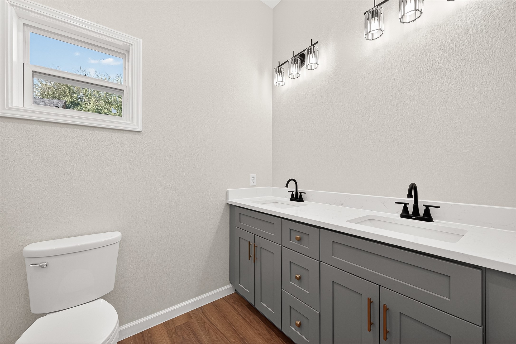 6809 Sherman Street Houston, TX 77011 - Photo 15 of 30 Primary Bathroom