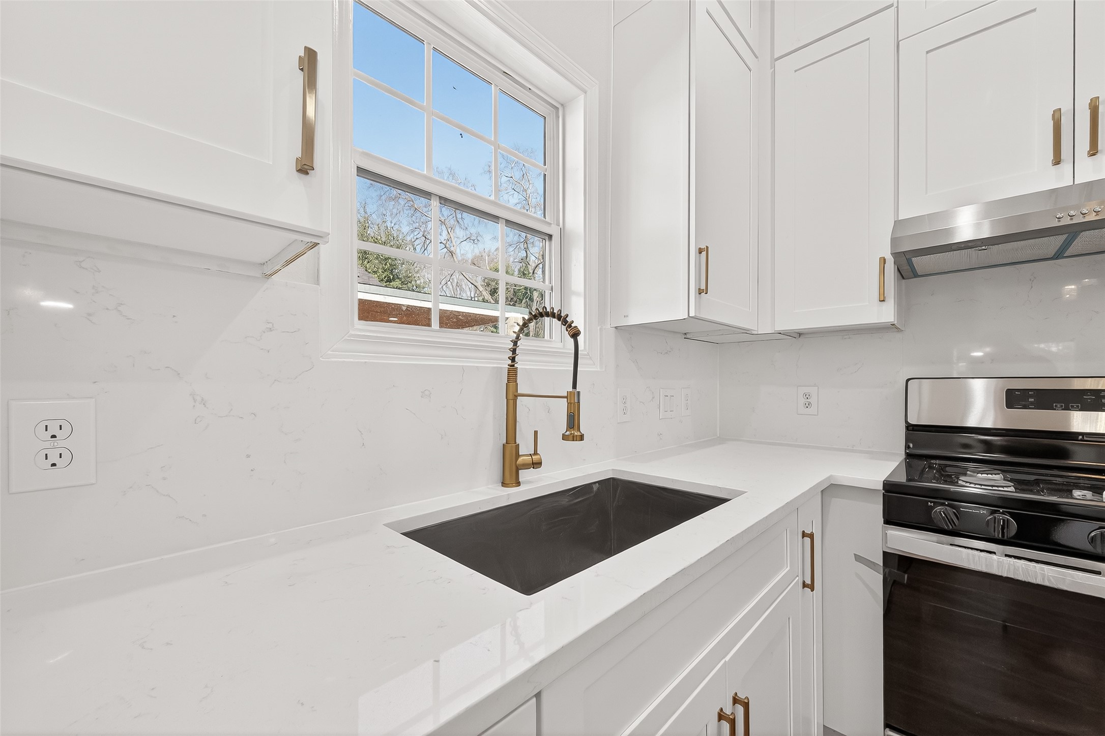 6809 Sherman Street Houston, TX 77011 - Photo 10 of 30 Big farm style sink