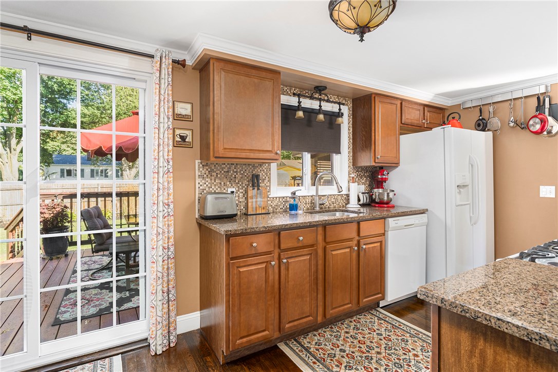 11 Montcalm Road Warwick, RI 02889 - Photo 6 of 37 Gallery Image 6