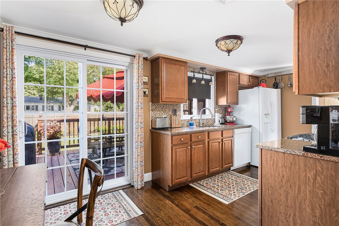 11 Montcalm Road Warwick, RI 02889 - Photo 8 of 37 Gallery Image 8