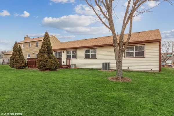 $2,700 | 2043 University Drive, Naperville, IL 60565