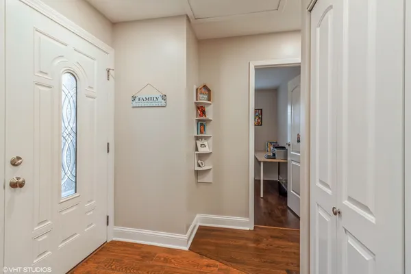 $2,700 | 2043 University Drive, Naperville, IL 60565