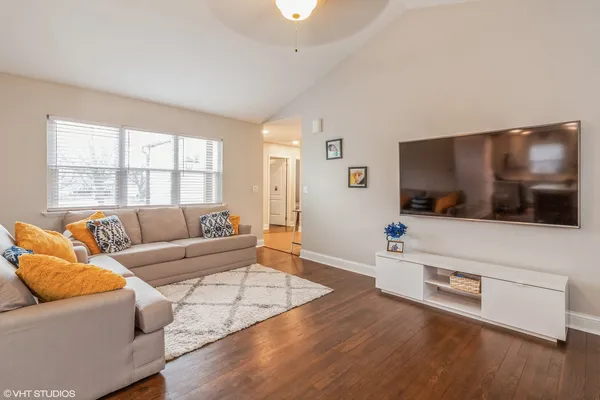 $2,700 | 2043 University Drive, Naperville, IL 60565