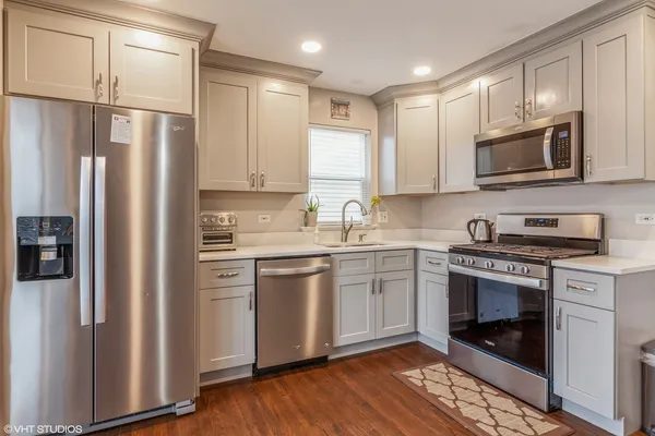 $2,700 | 2043 University Drive, Naperville, IL 60565