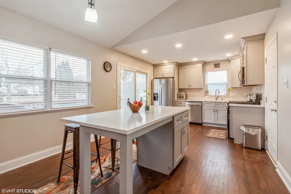 $2,700 | 2043 University Drive, Naperville, IL 60565