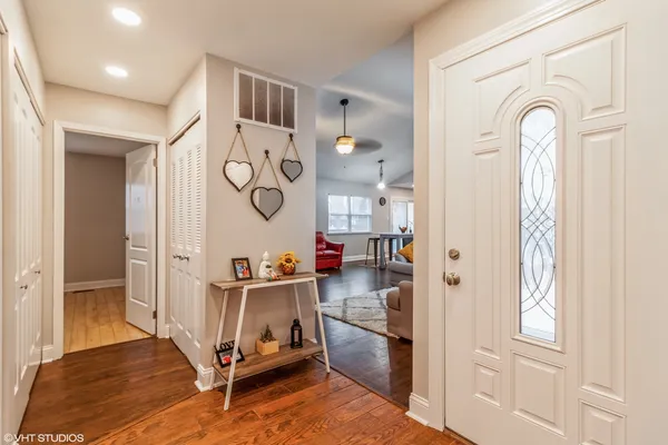 $2,700 | 2043 University Drive, Naperville, IL 60565