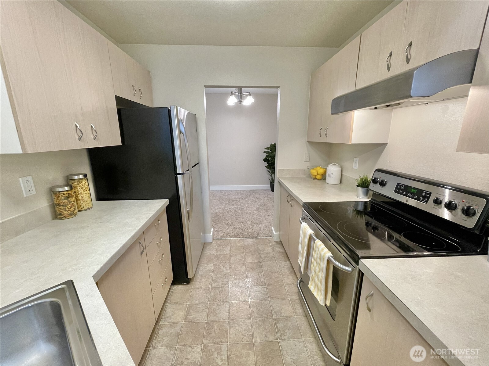 5300 Harbour Pointe Boulevard, Unit 311H Mukilteo, WA 98275 - Photo 8 of 27 a kitchen with a stove a refrigerator and a sink