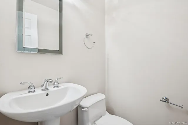 $460,000 | 5 Fredricksburg Court, Coram, NY 11727