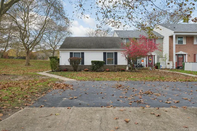 $460,000 | 5 Fredricksburg Court, Coram, NY 11727