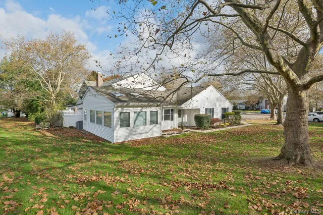 $460,000 | 5 Fredricksburg Court, Coram, NY 11727