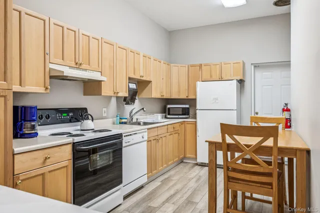 $460,000 | 5 Fredricksburg Court, Coram, NY 11727