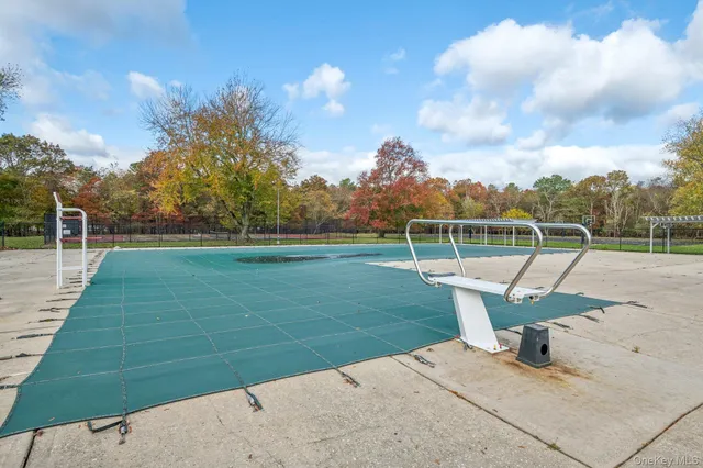 $460,000 | 5 Fredricksburg Court, Coram, NY 11727