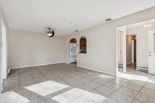 $460,000 | 5 Fredricksburg Court, Coram, NY 11727