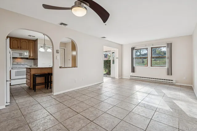 $460,000 | 5 Fredricksburg Court, Coram, NY 11727