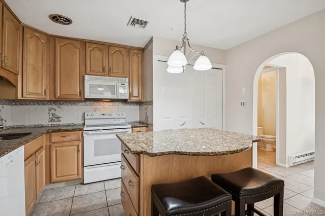 $460,000 | 5 Fredricksburg Court, Coram, NY 11727