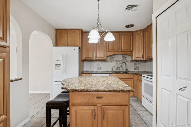 $460,000 | 5 Fredricksburg Court, Coram, NY 11727