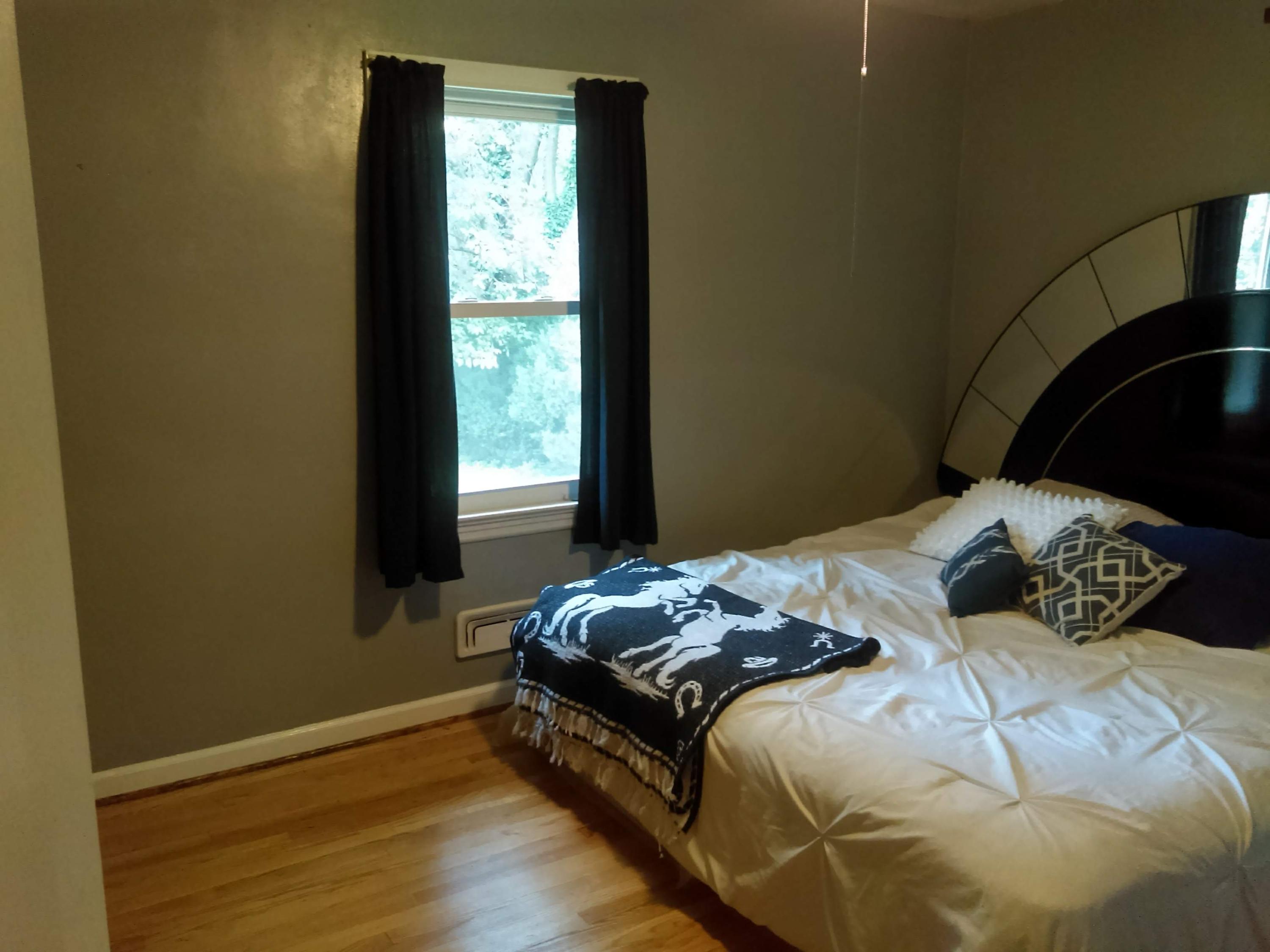 154 Frontier Road Northeast Roanoke, VA 24012 - Photo 11 of 19 Bedroom 1