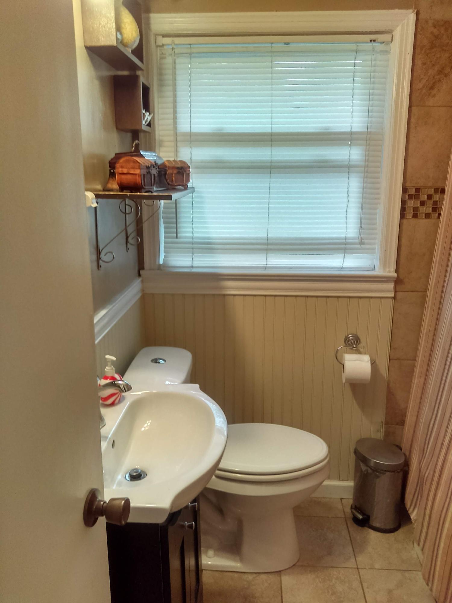154 Frontier Road Northeast Roanoke, VA 24012 - Photo 15 of 19 Bathroom